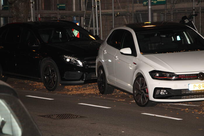 Persoon lost schoten op auto