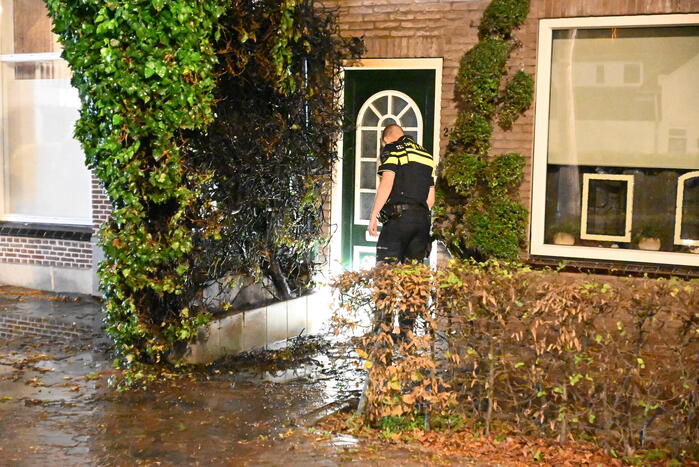 Heg bij voordeur in brand na harde knal