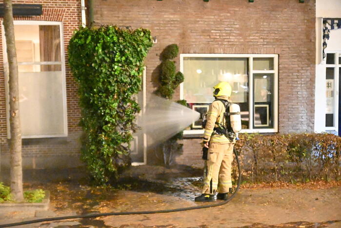 Heg bij voordeur in brand na harde knal