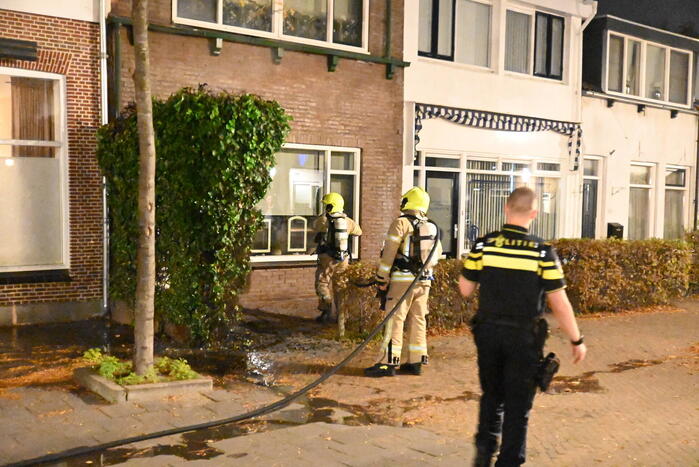 Heg bij voordeur in brand na harde knal