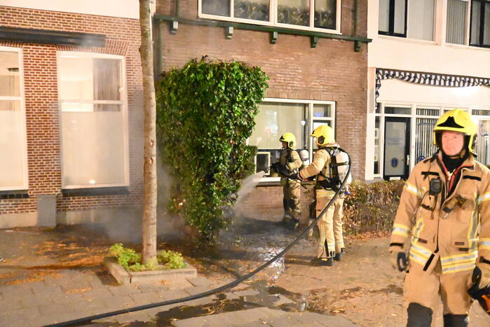 Heg bij voordeur in brand na harde knal