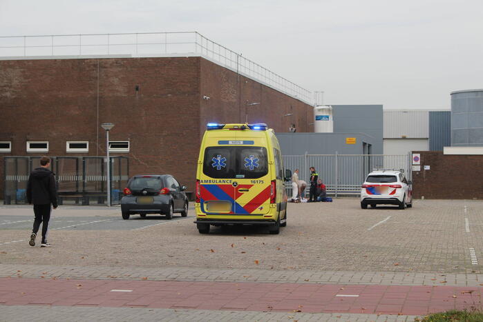 Scooterrijder gewond bij aanrijding met hek