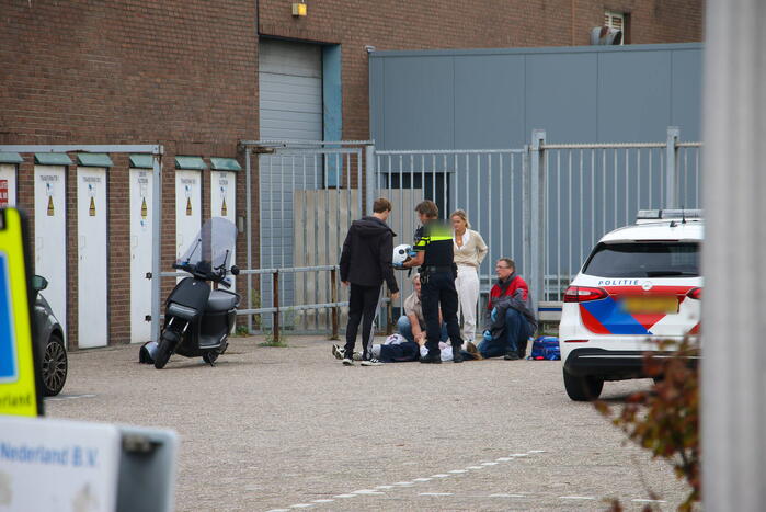 Scooterrijder gewond bij aanrijding met hek