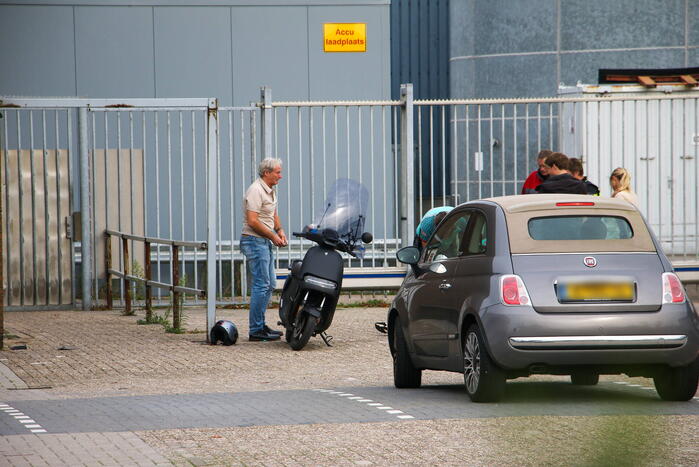 Scooterrijder gewond bij aanrijding met hek