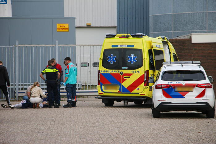 Scooterrijder gewond bij aanrijding met hek