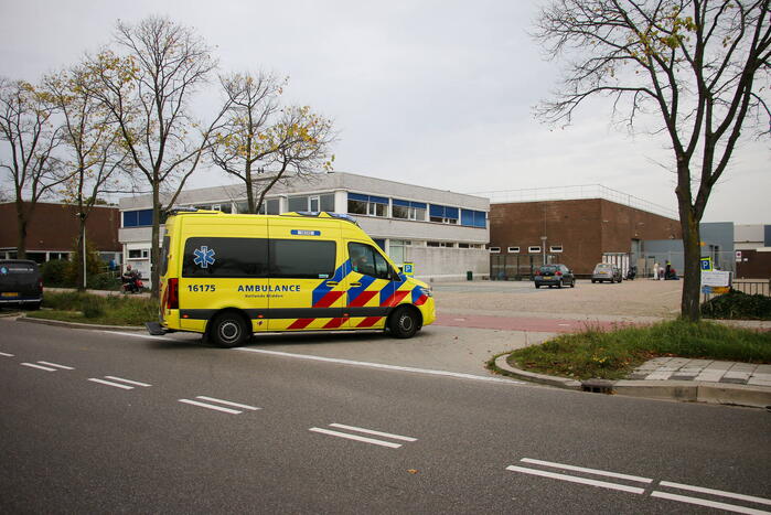 Scooterrijder gewond bij aanrijding met hek