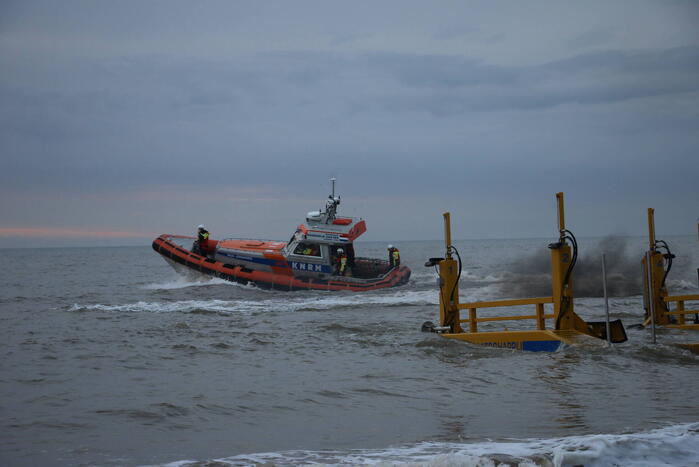 Kitesurfer gered uit zee door KNRM