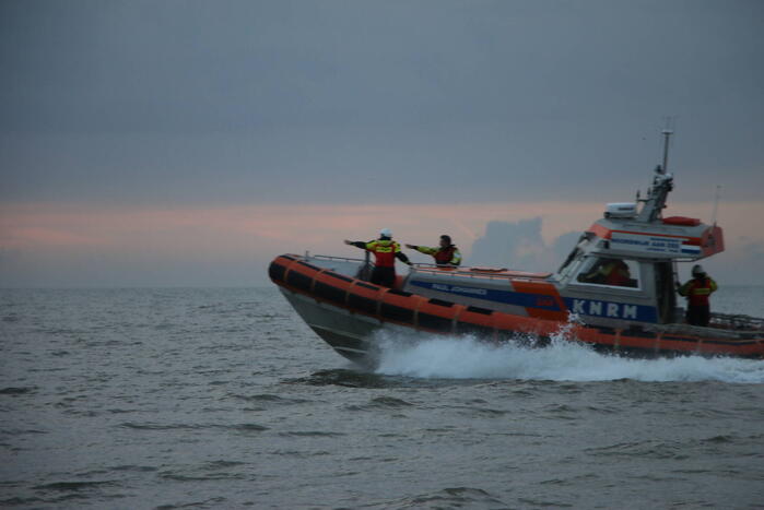 Kitesurfer gered uit zee door KNRM