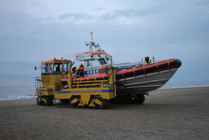 Kitesurfer gered uit zee door KNRM
