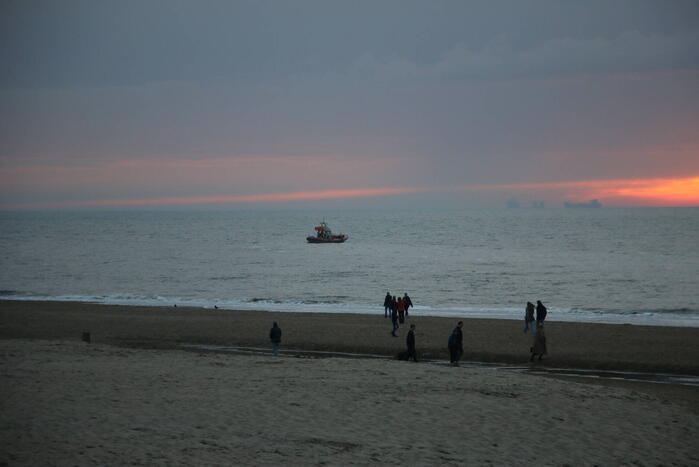 Kitesurfer gered uit zee door KNRM