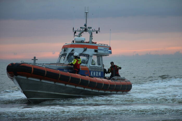 Kitesurfer gered uit zee door KNRM