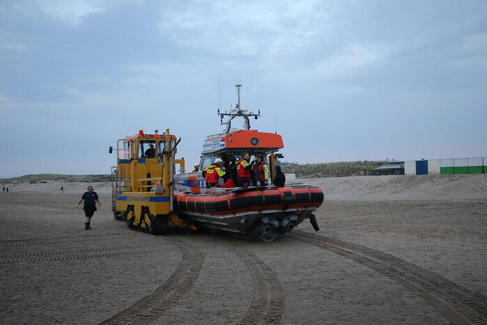 Kitesurfer gered uit zee door KNRM