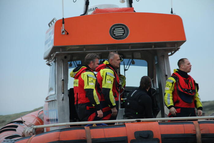 Kitesurfer gered uit zee door KNRM