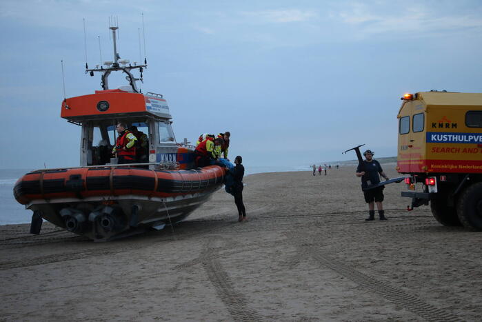 Kitesurfer gered uit zee door KNRM