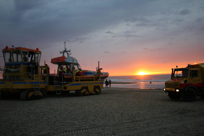 Kitesurfer gered uit zee door KNRM
