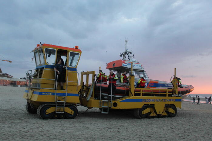 Kitesurfer gered uit zee door KNRM