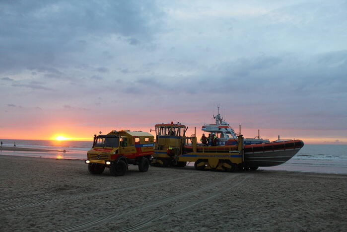 Kitesurfer gered uit zee door KNRM