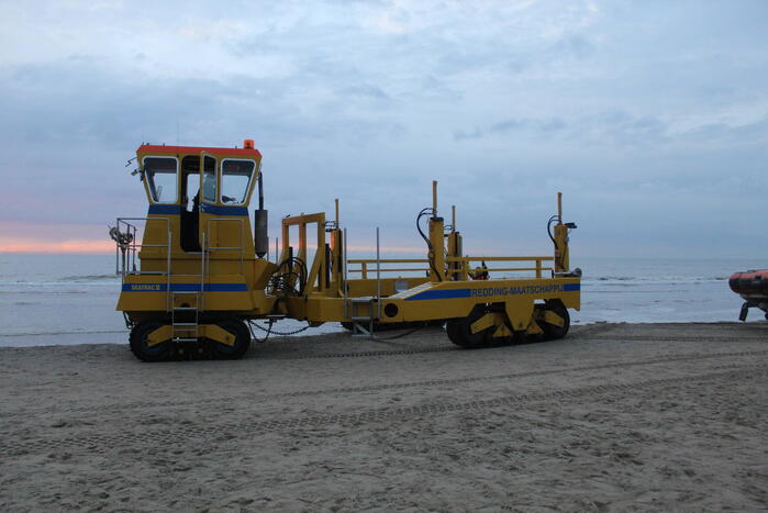 Kitesurfer gered uit zee door KNRM