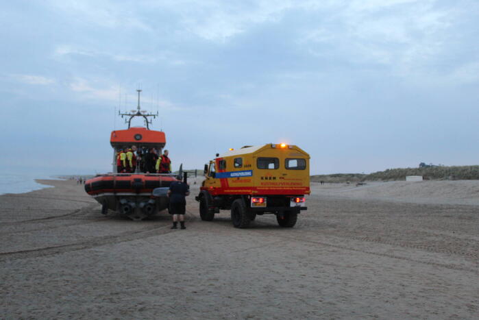 Kitesurfer gered uit zee door KNRM