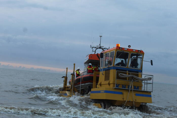 Kitesurfer gered uit zee door KNRM