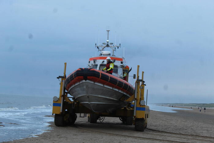 Kitesurfer gered uit zee door KNRM