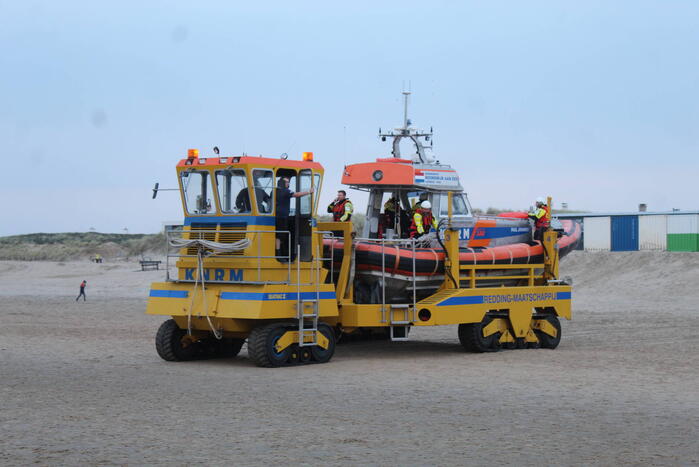 Kitesurfer gered uit zee door KNRM