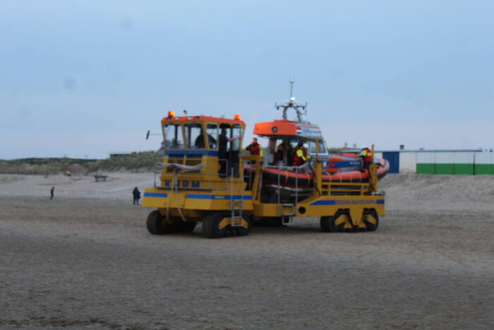Kitesurfer gered uit zee door KNRM
