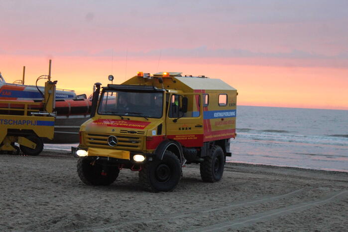 Kitesurfer gered uit zee door KNRM