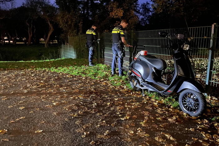 Scooterrijder ten val na botsing met hekwerk
