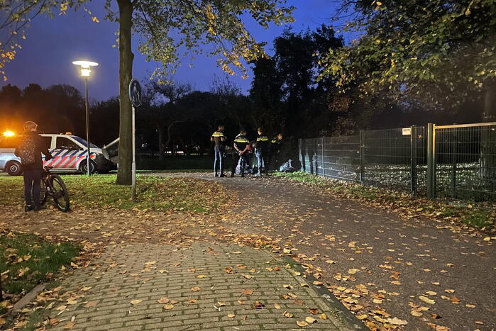 Scooterrijder ten val na botsing met hekwerk