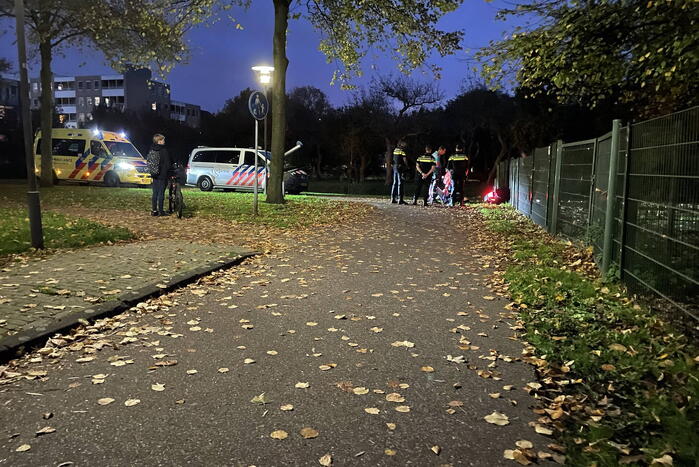 Scooterrijder ten val na botsing met hekwerk