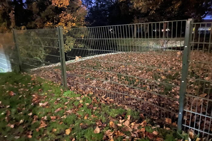 Scooterrijder ten val na botsing met hekwerk