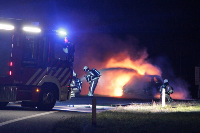 Personenauto uitgebrand op afrit van snelweg