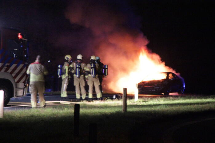 Personenauto uitgebrand op afrit van snelweg