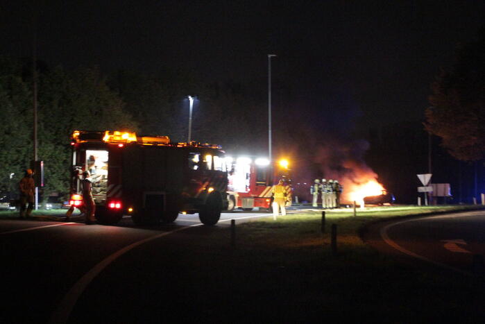 Personenauto uitgebrand op afrit van snelweg