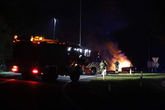Personenauto uitgebrand op afrit van snelweg