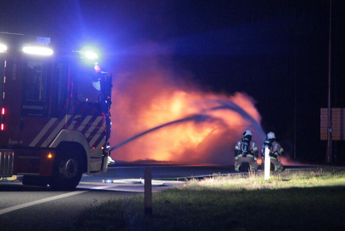 Personenauto uitgebrand op afrit van snelweg