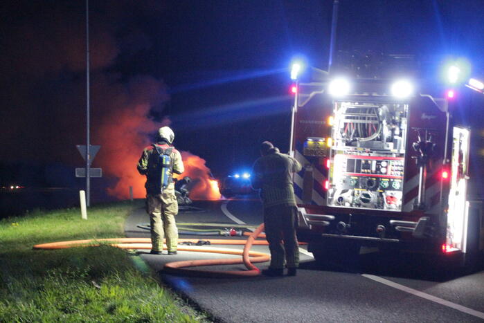 Personenauto uitgebrand op afrit van snelweg