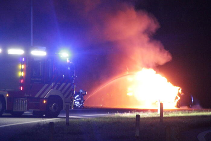 Personenauto uitgebrand op afrit van snelweg