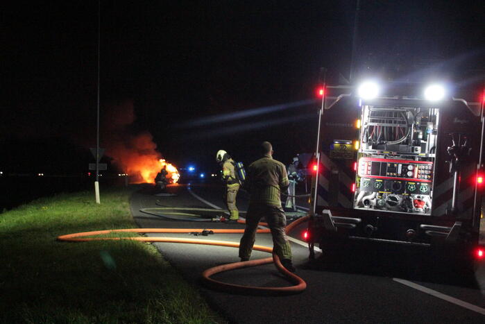 Personenauto uitgebrand op afrit van snelweg