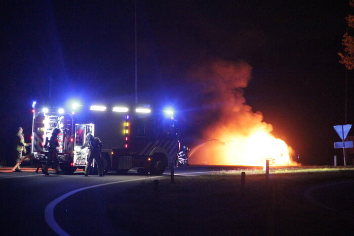 Personenauto uitgebrand op afrit van snelweg