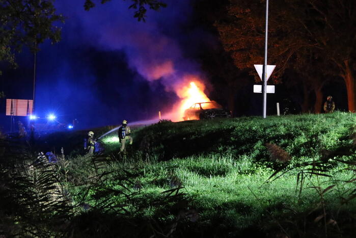 Personenauto uitgebrand op afrit van snelweg