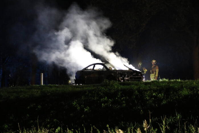 Personenauto uitgebrand op afrit van snelweg