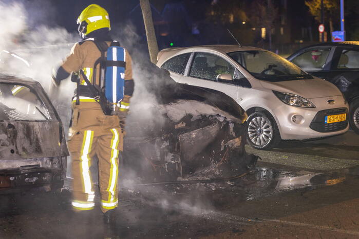 Geparkeerde auto verwoest door brand