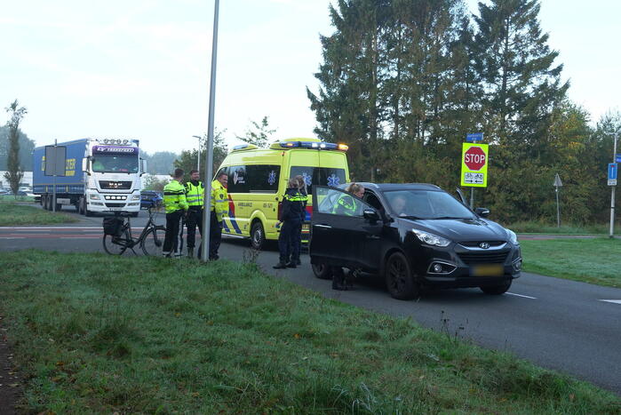 Man op fiets gewond bij botsing met auto