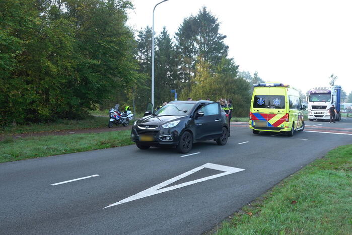 Man op fiets gewond bij botsing met auto