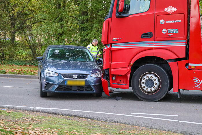 Vrachtwagen en auto botsen met elkaar