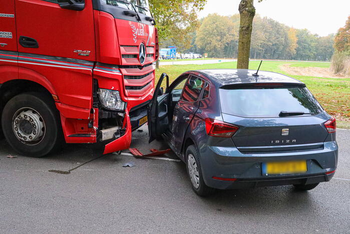 Vrachtwagen en auto botsen met elkaar
