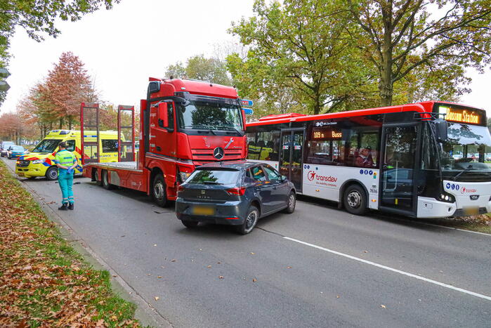 Vrachtwagen en auto botsen met elkaar
