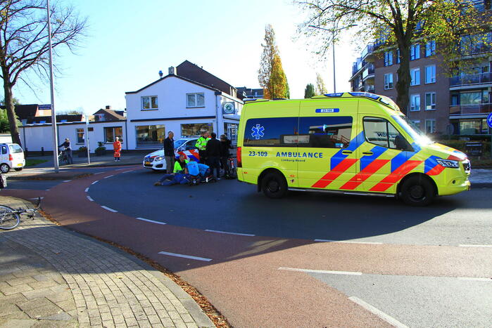 Man op fiets gewond bij botsing met auto